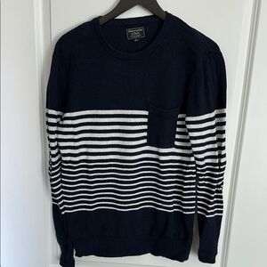 Abercrombie & Fitch Men's Navy and White Striped Sweater